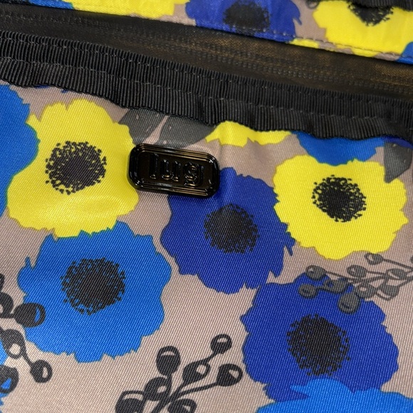 Lug crossbody - Picture 2 of 3